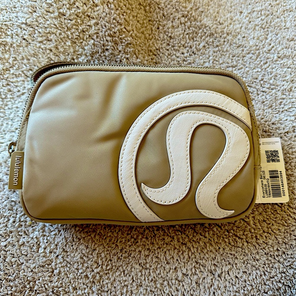 NWT Lululemon Everyday Belt Bag 1L with Logo in Tan/White